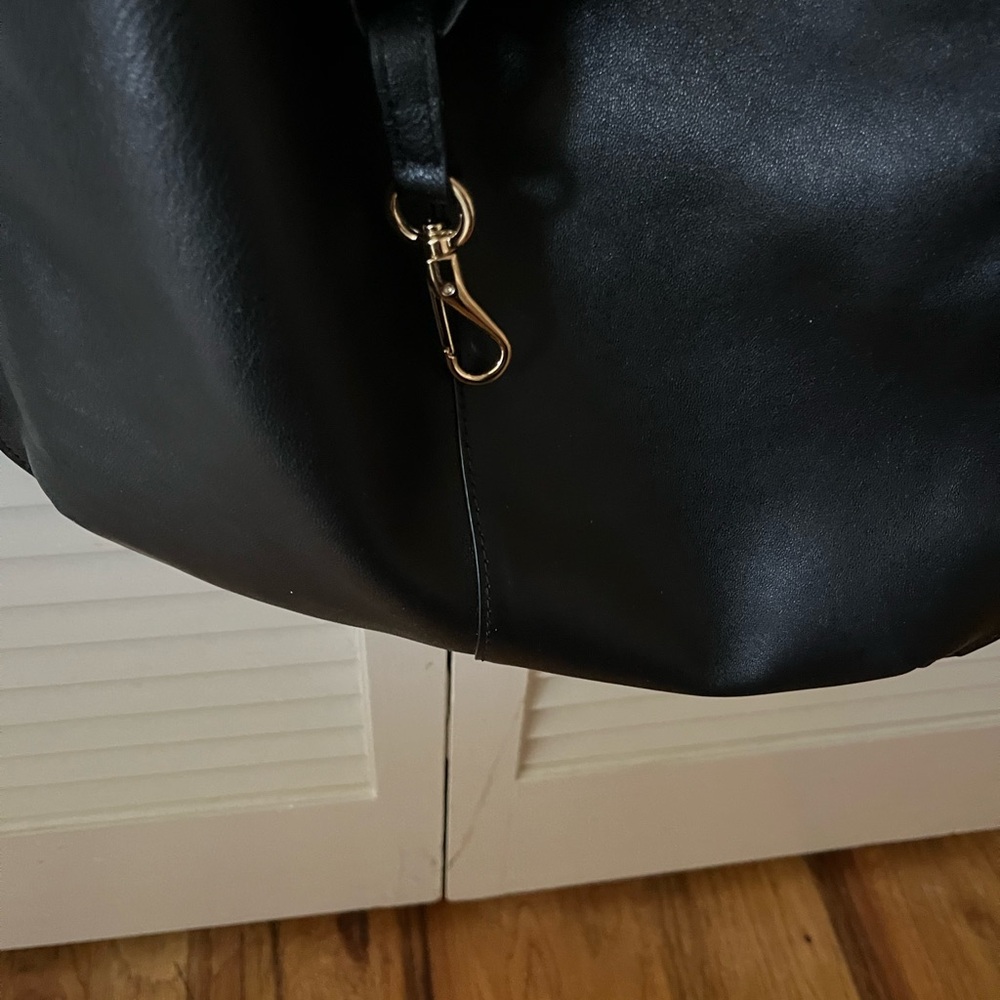 Dolce Vita Sleek Black Leather Shoulder Bag w Gold Accent, adjustable strap - Picture 8 of 9